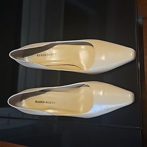 Womens KAREN SCOTT Heels. Size 8. Color Taupe.